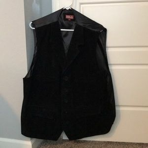 Like new! Men’s leather/suede black vest.